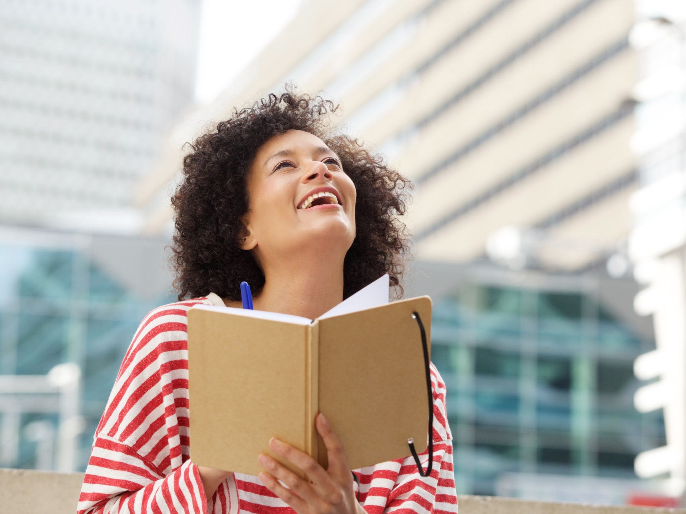 Sofia é uma arquiteta de decoradora que viaja a trabalho e montou um curso digital onde compartilha as suas experiências - Clube do Empoderamento Digital